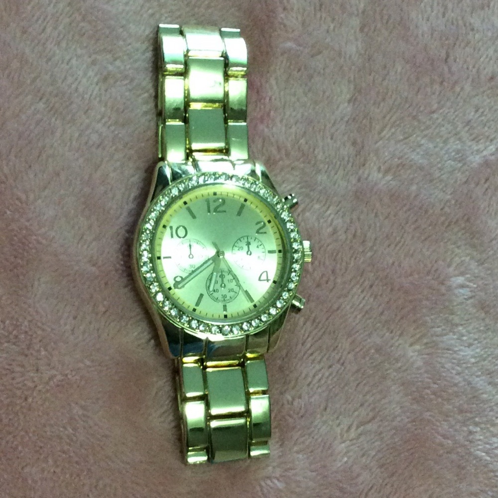 BRAND NEW Gold fashion watch.