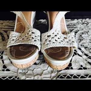 Yellow box wedges size 7.5