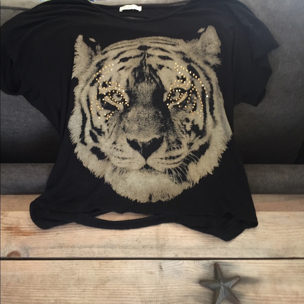 Tiger t-shirt with rips in back
