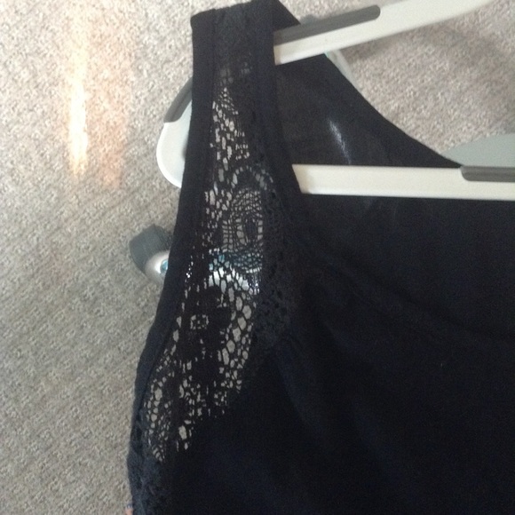 Black tank top - Picture 3 of 4