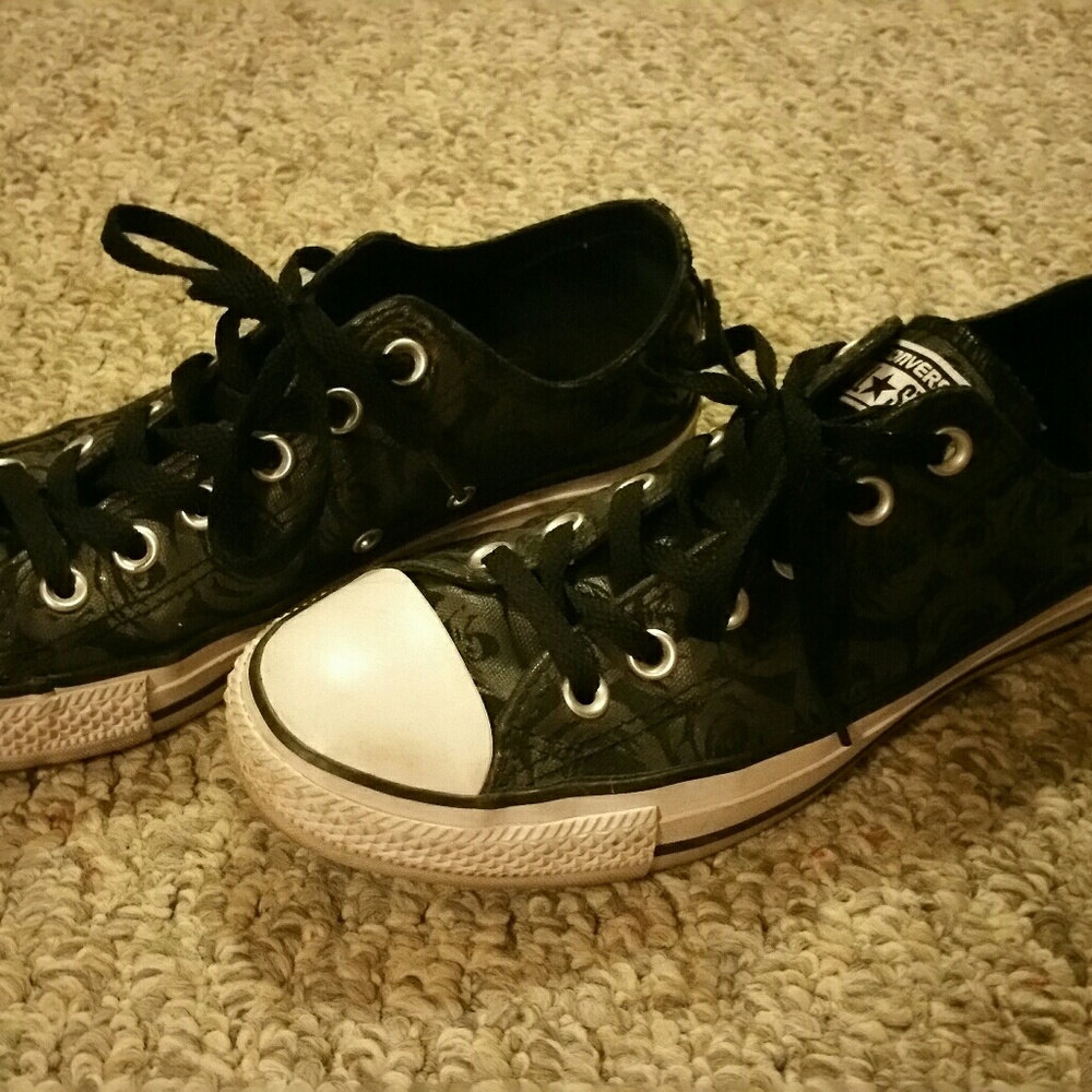 Black with grey rose Converse