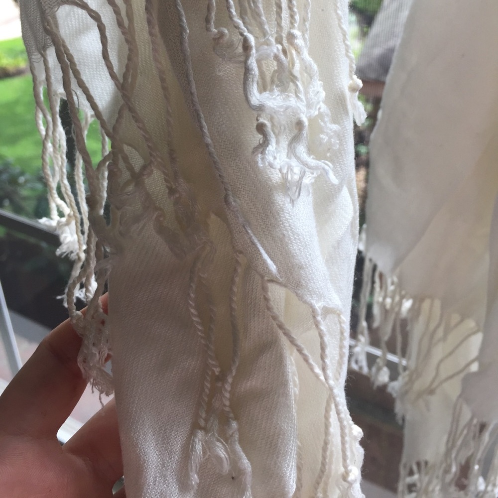 3 for $20 eligible! White scarf. Good condition.