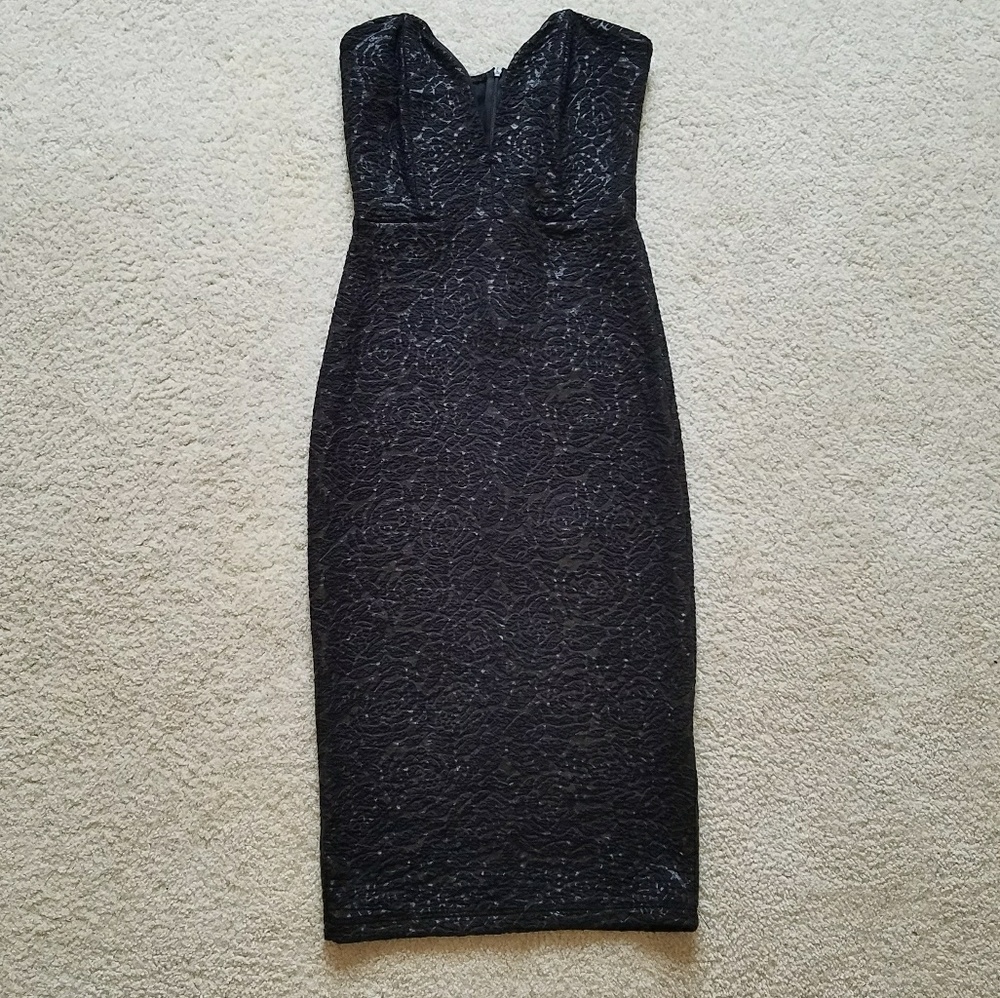 Fitted dress with rose detailing