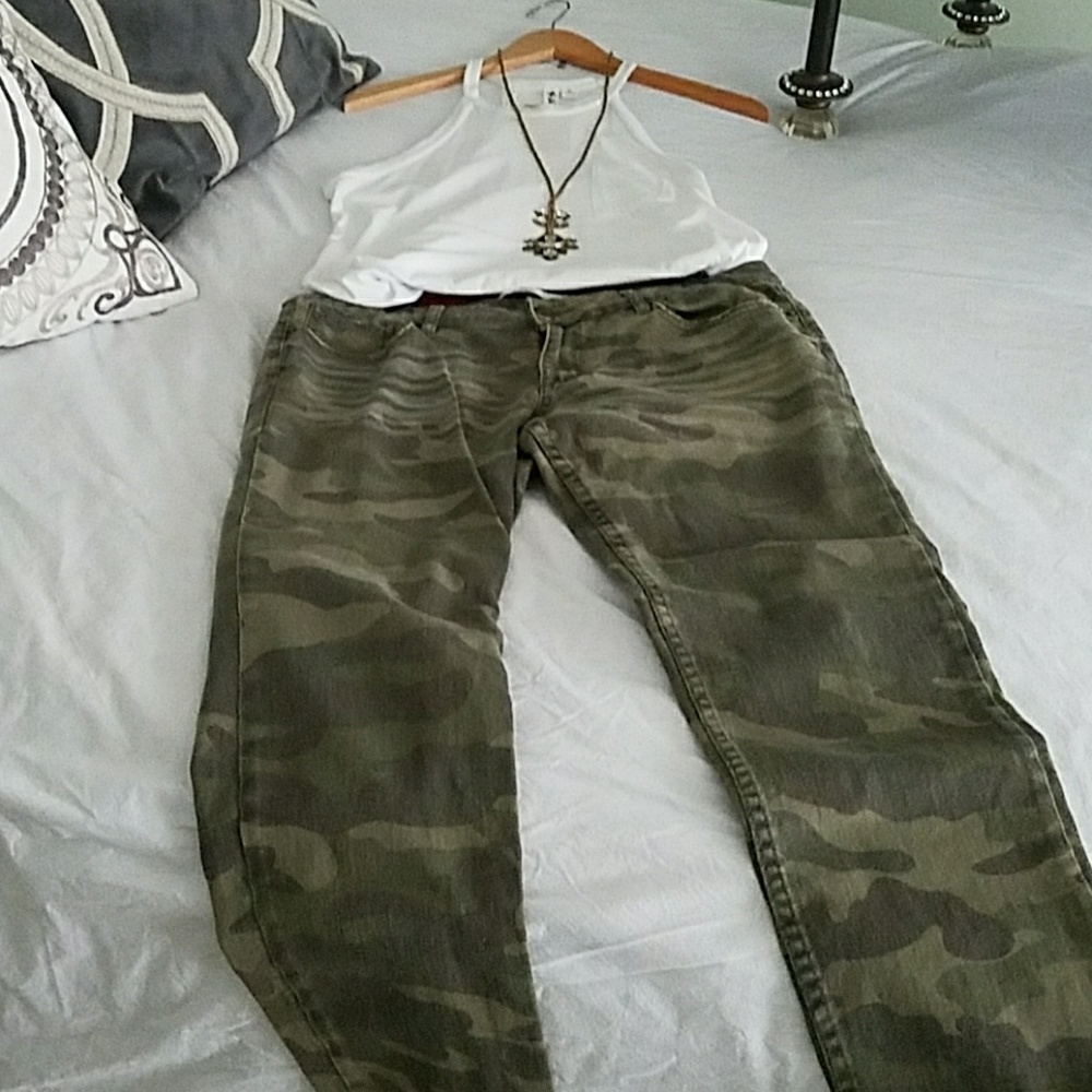 Zara Camo cropped pants, size 8