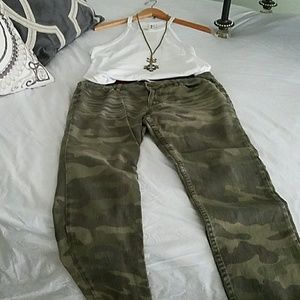 Zara Camo cropped pants, size 8