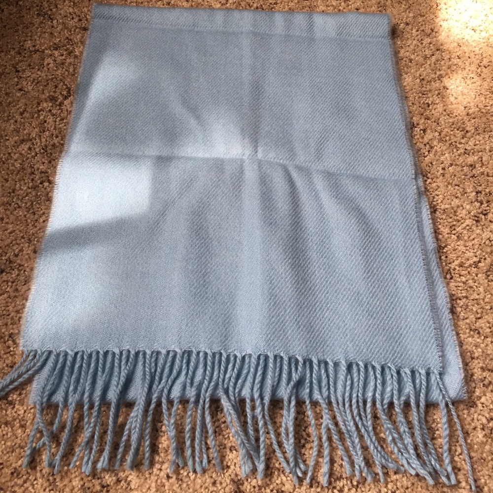 3 for $20 eligible! NWOT Blue scarf.