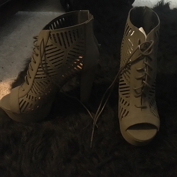 Shoes - Picture 2 of 4