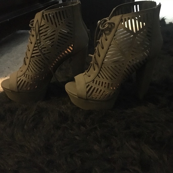 Shoes - Picture 3 of 4