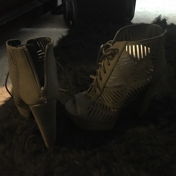 Shoes - Picture 4 of 4