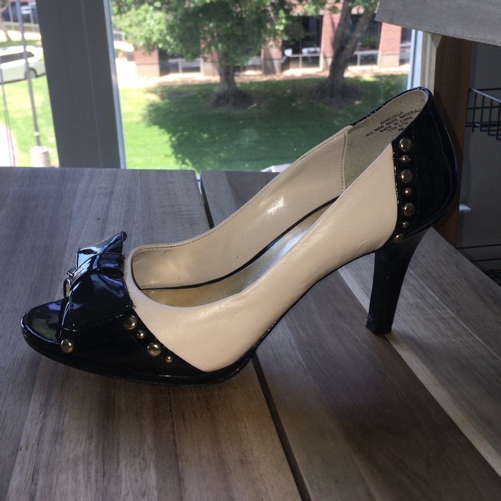 Sz 8 Anne Klein gold studded Pumps