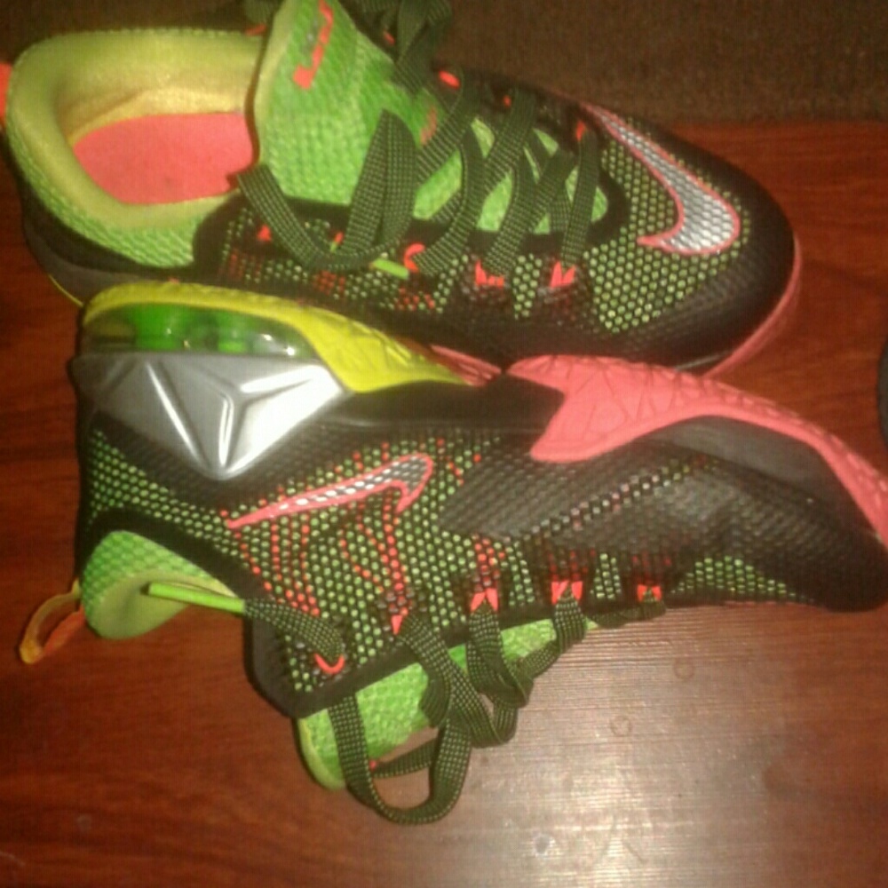 Tennis shoes - Picture 2 of 3