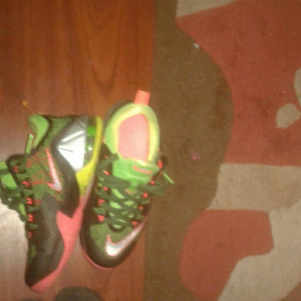 Tennis shoes - Picture 3 of 3