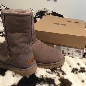 ❤️BRAND NEW SIZE 10 CLASSIC SHORT 2 UGG❤️
