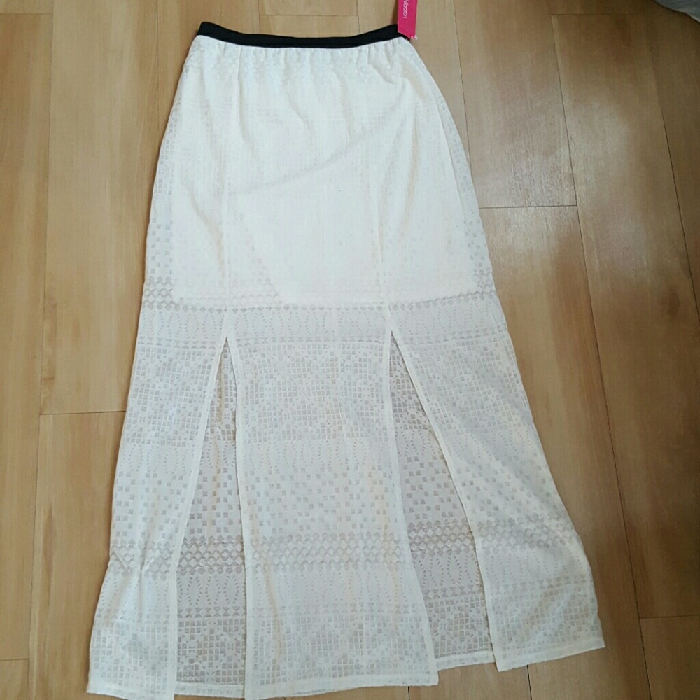 Super trendy maxi skirt