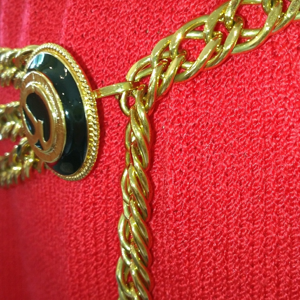 ST. JOHN GOLD CHAIN BELT. - Picture 3 of 3