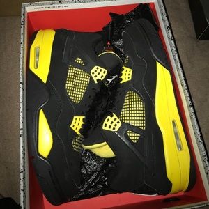 Air Jordan 4 "THUNDER" size 9.5