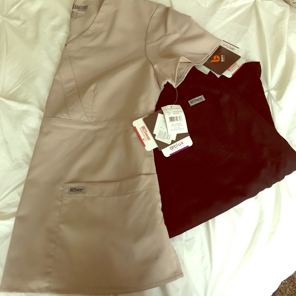 BNWT Barco Grey's Anatomy Khaki scrub top sz Lg