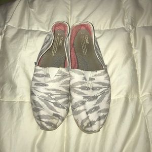 TOMS white and gray flats