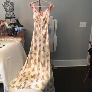 Beautiful silky tulip fitted stunning floral/ivory