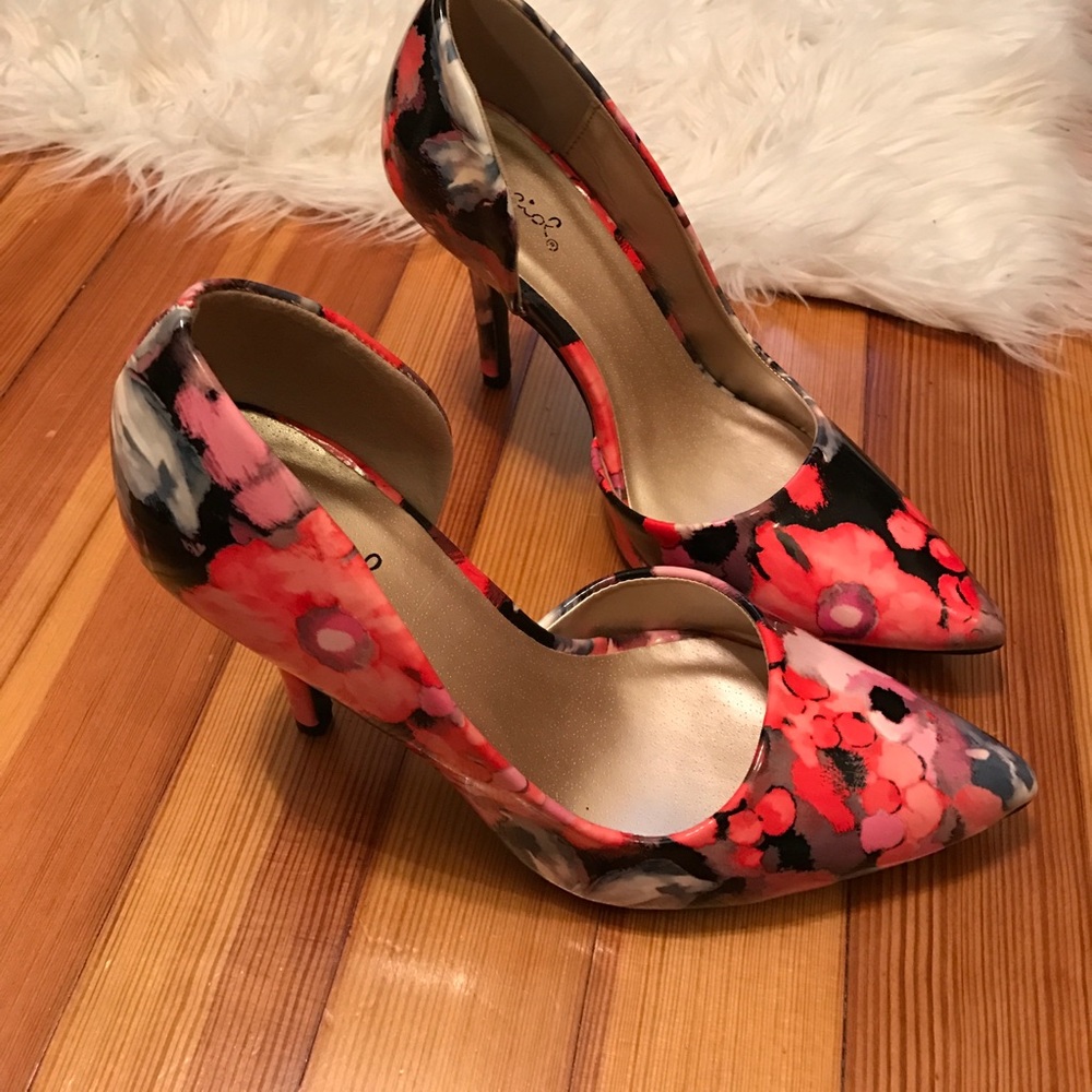NWOT floral pumps
