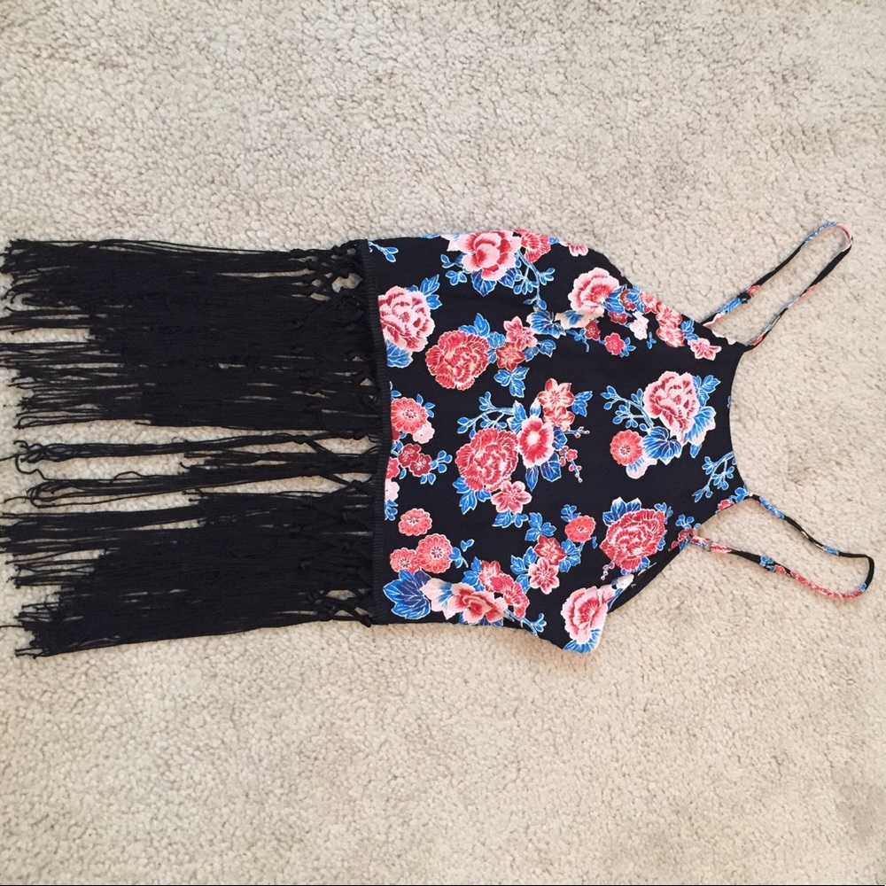 Flower fringe crop top.