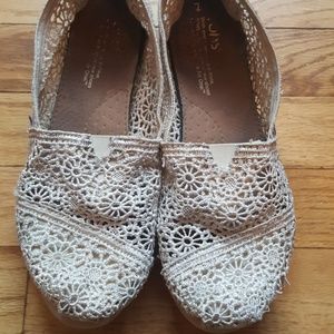 Cream Crochet Lace TOMS slip on shoes,  sz 7