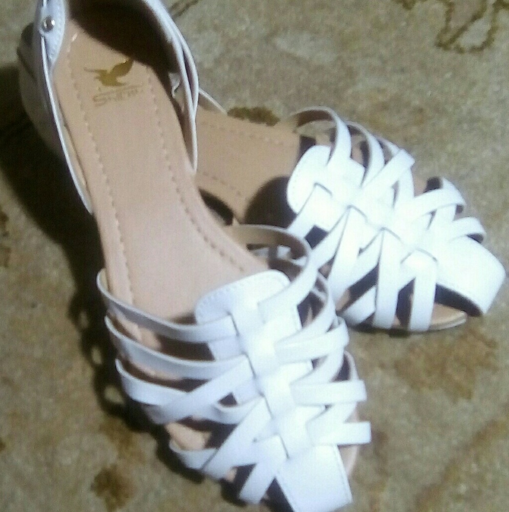 NWT STRAPPY FLATS