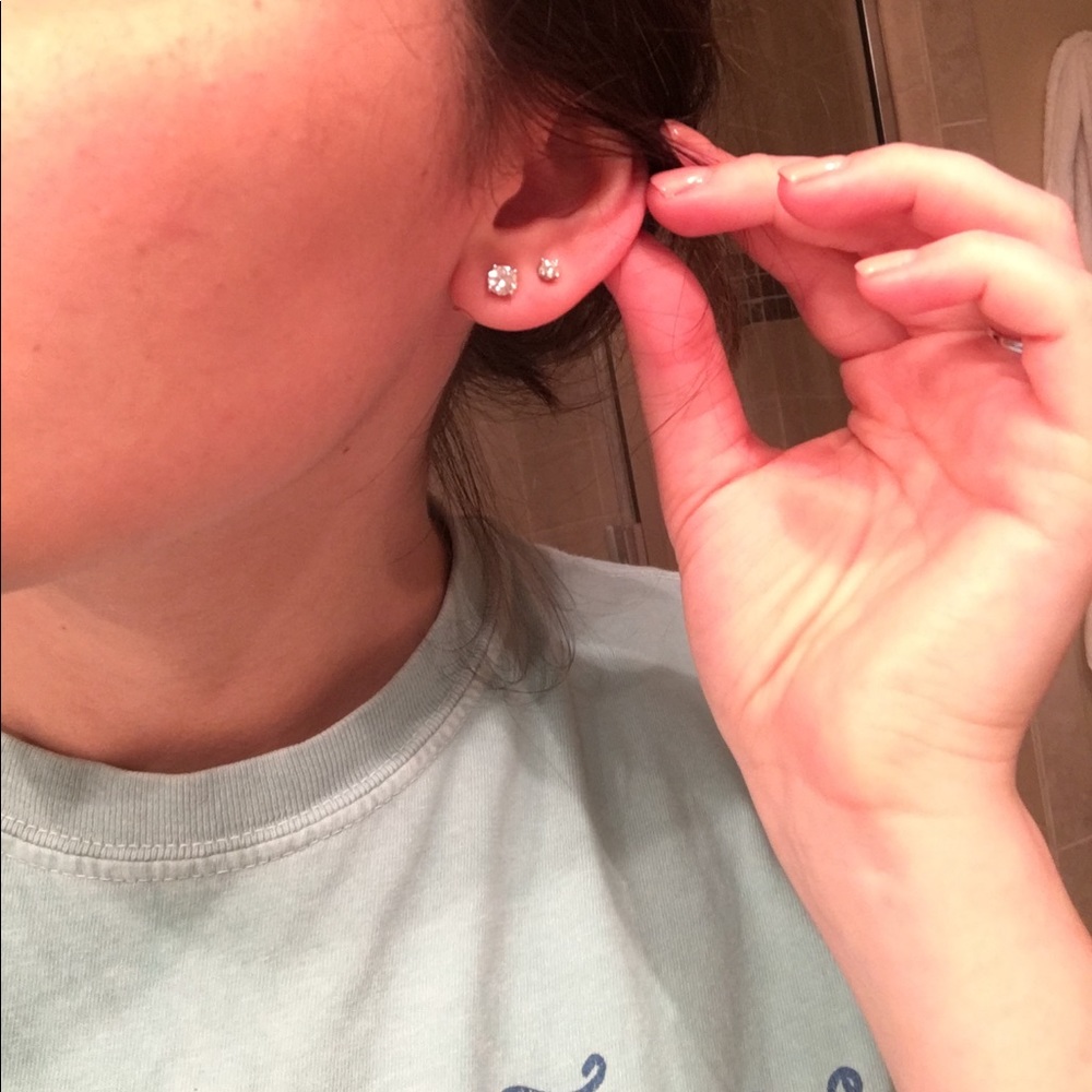 14WG diamond stud earrings