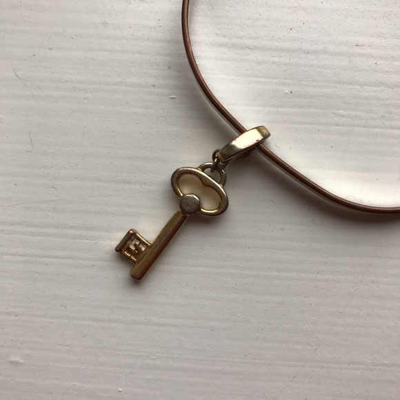 Brassy bronze key charm bangle buckle bracelet - Picture 4 of 5