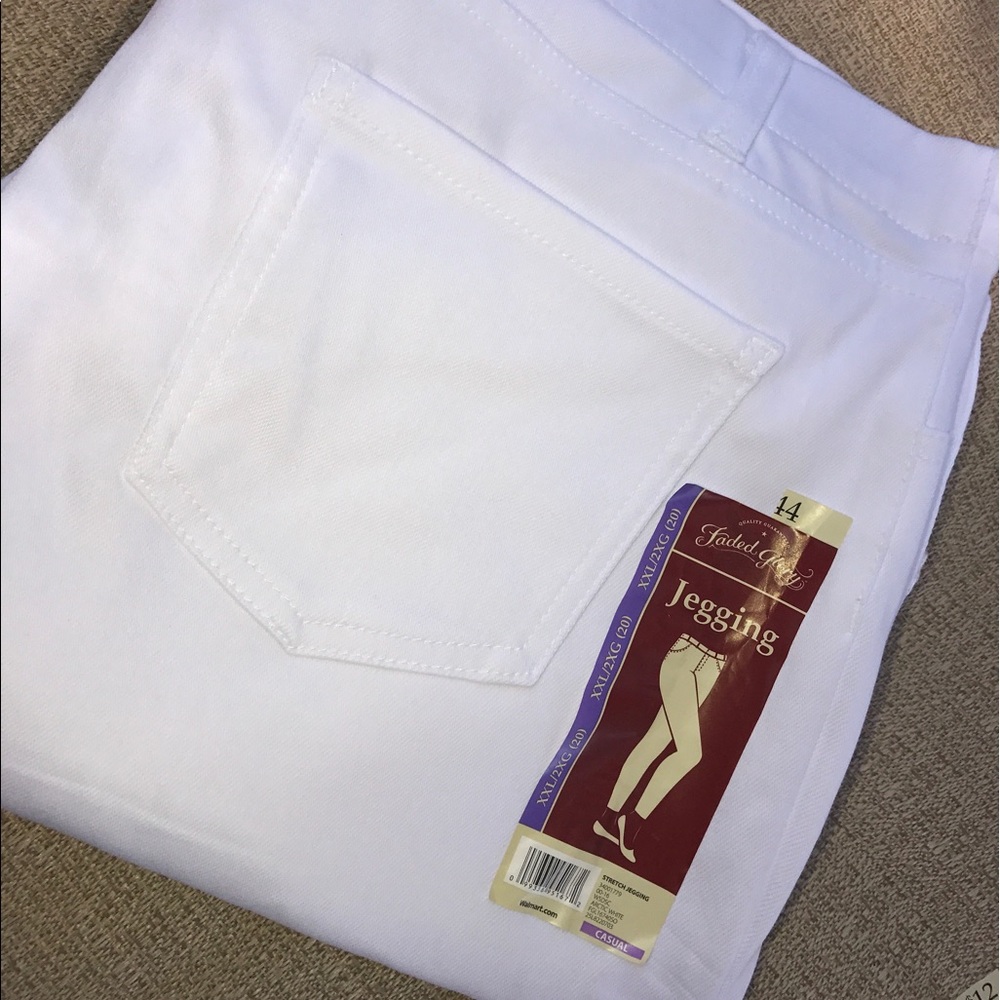 WHITE JEGGINGS..👖 !!