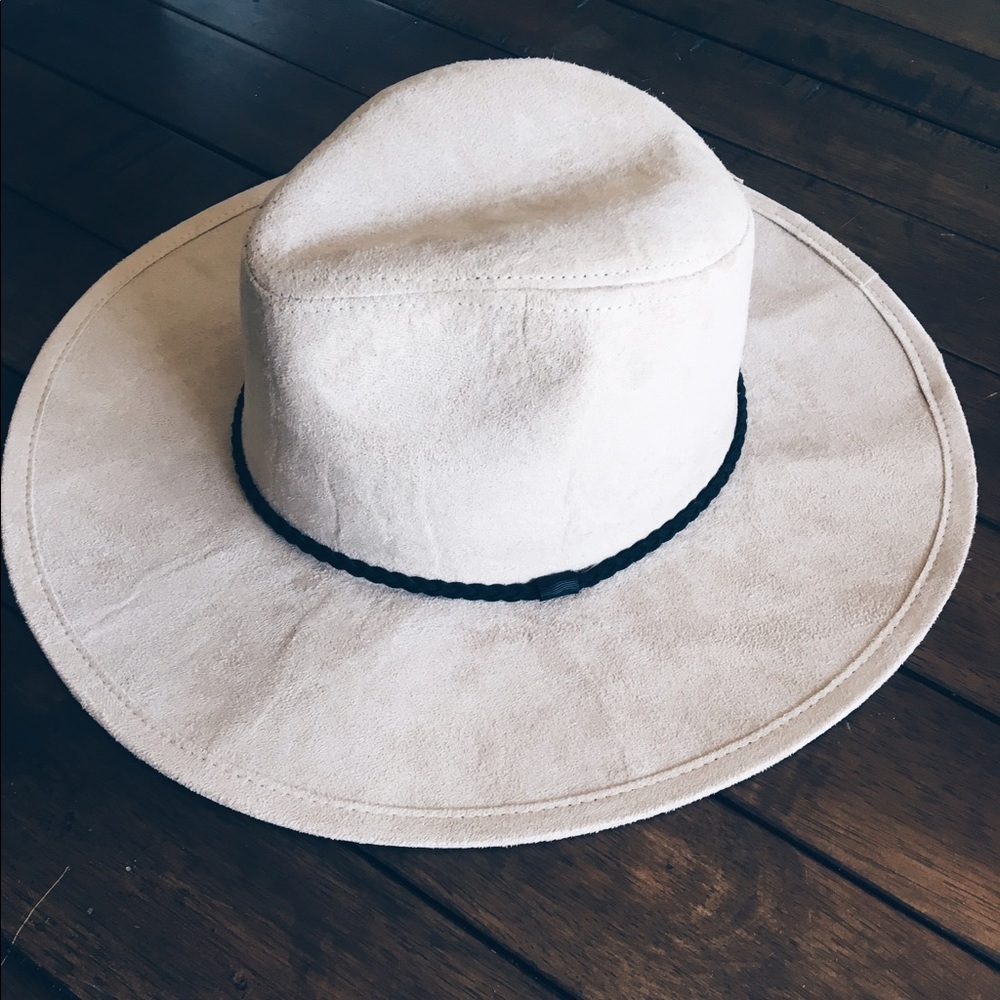 Wide brim hat