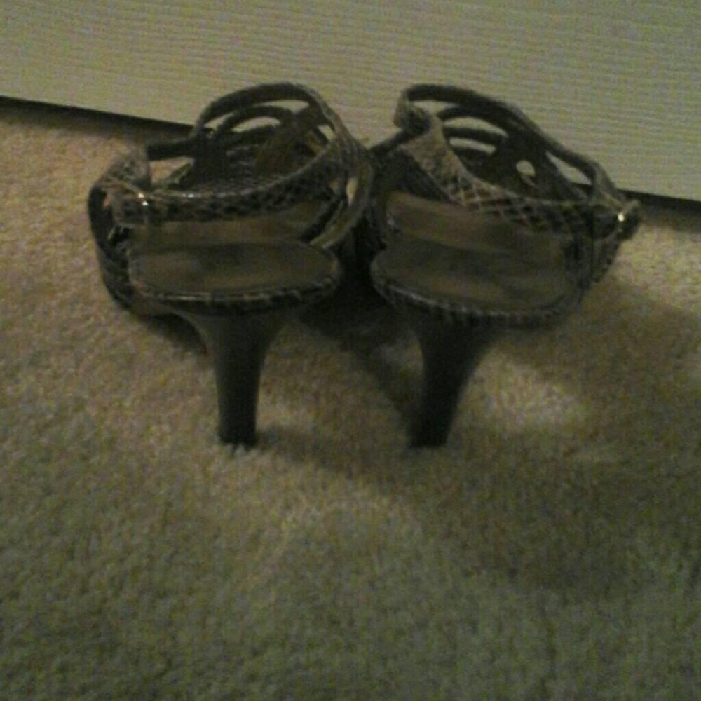 Guess - Picture 2 of 4