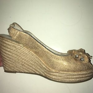 Glittery, gold, espadrille wedges!