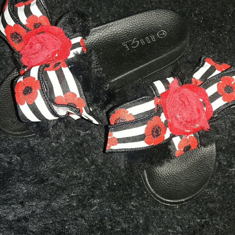 Fluffy bow slipper