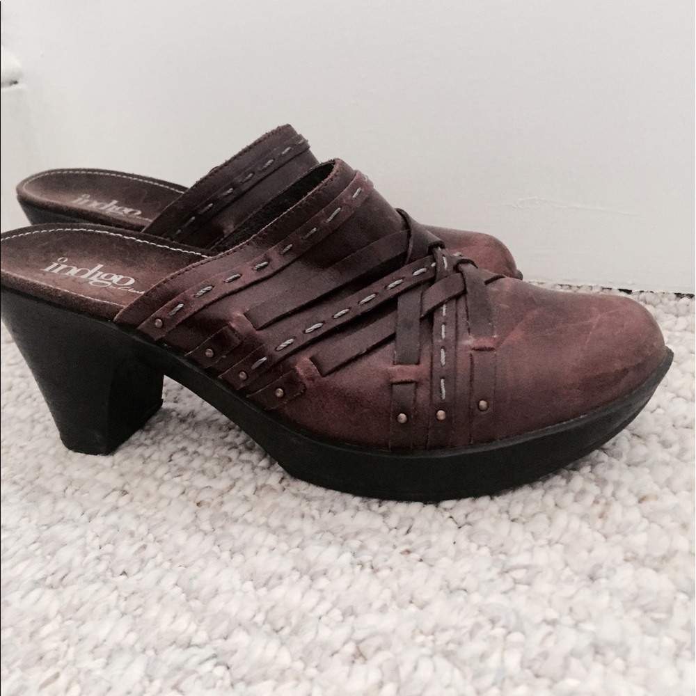 Brown leather Clarks clogs