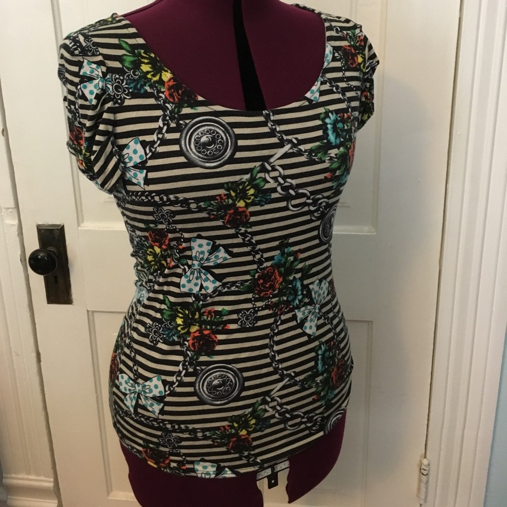 Lipslide bold patterned top size L