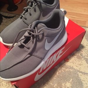 Size 8, grey Nike Roshes