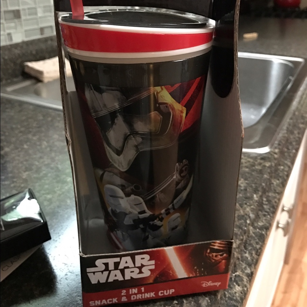 Brand new Snackeez cup