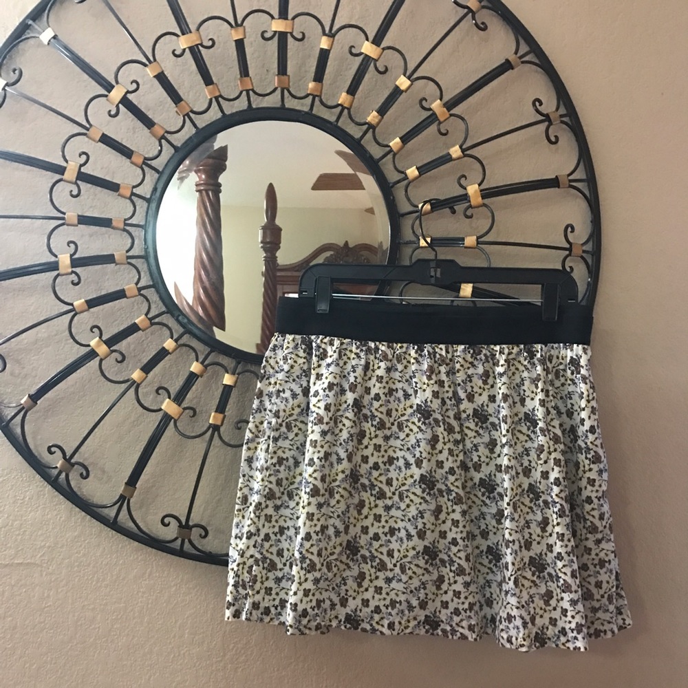 🌼Floral Pattern Skirt 🌼 - Picture 2 of 5