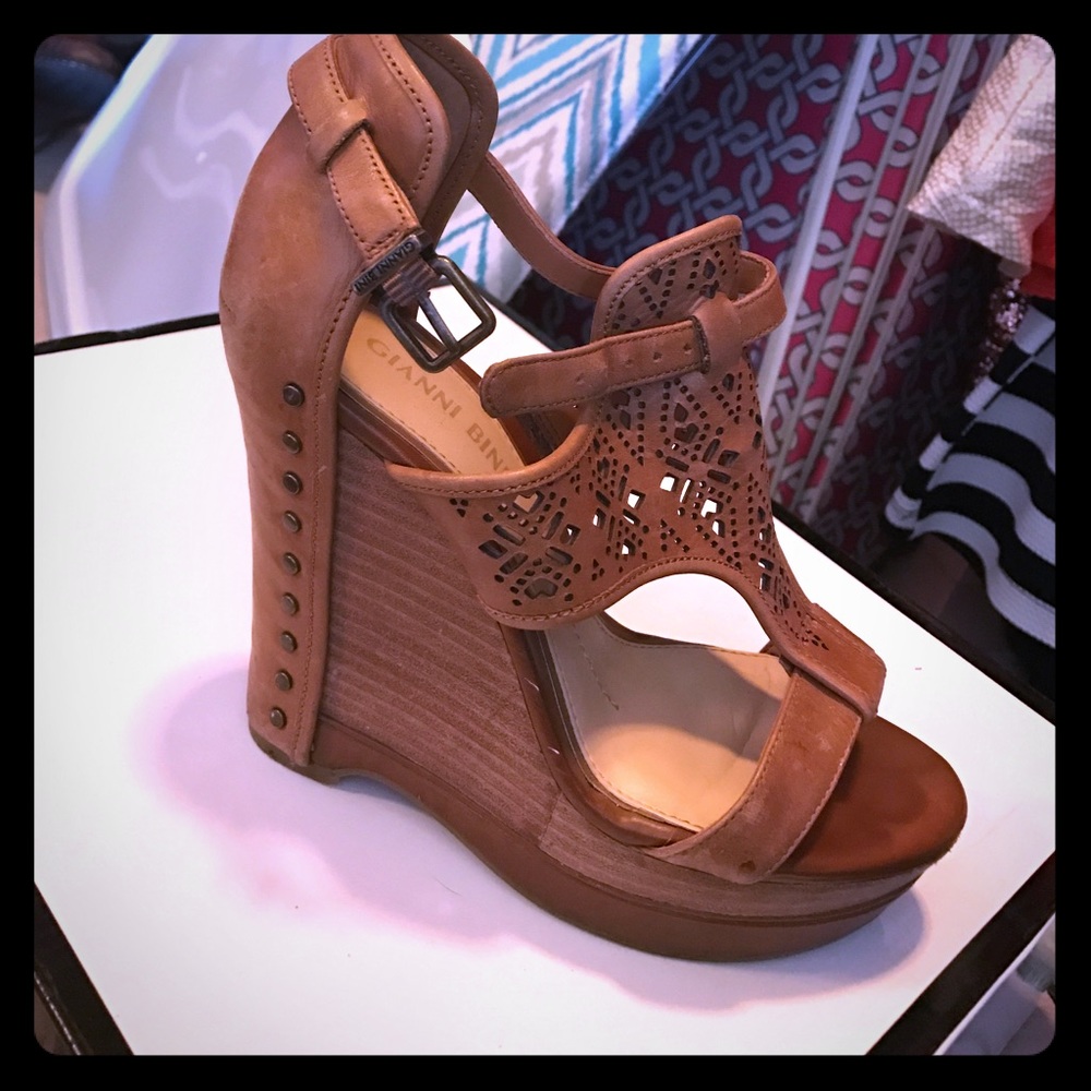 Gianni Bini; tan wedges; Size 6.5