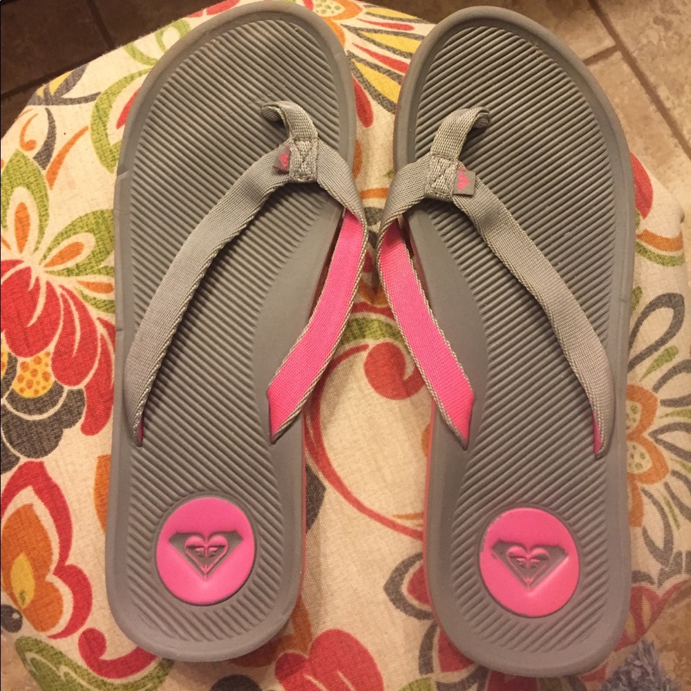 Pink/gray Roxy flip flops