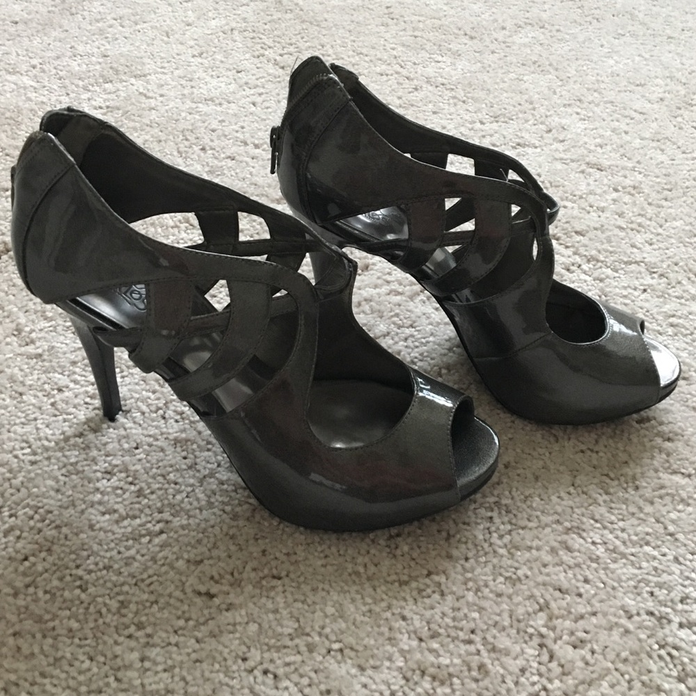 Carlos Santana gray heel 9