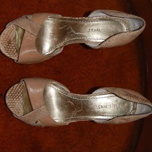 Fitted heel, easy to walk in, comfortable, classy
