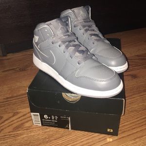 NEW  Jordan Retro 1s mid top 6y