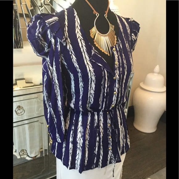 We Vera Blouse - Picture 2 of 8