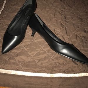 Cute black, small heeled, pointed shoes 🖤