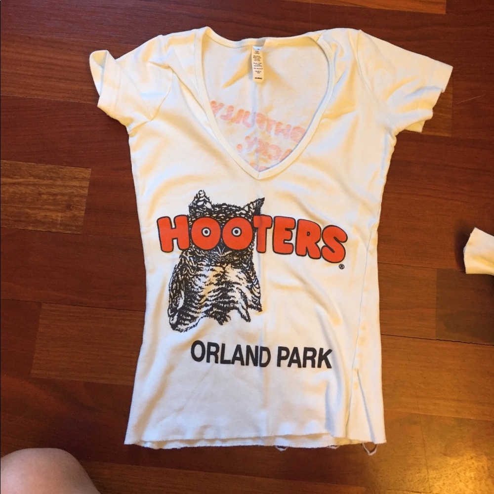 Hooters Vneck!