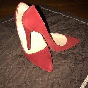 Red velvet pumps 👠