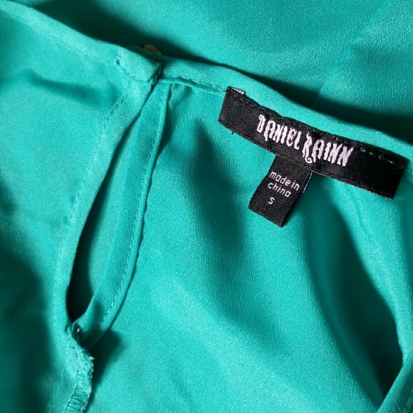 A gorgeous turquoise blouse, size small - Picture 4 of 4