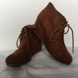 Chestnut colored wedges